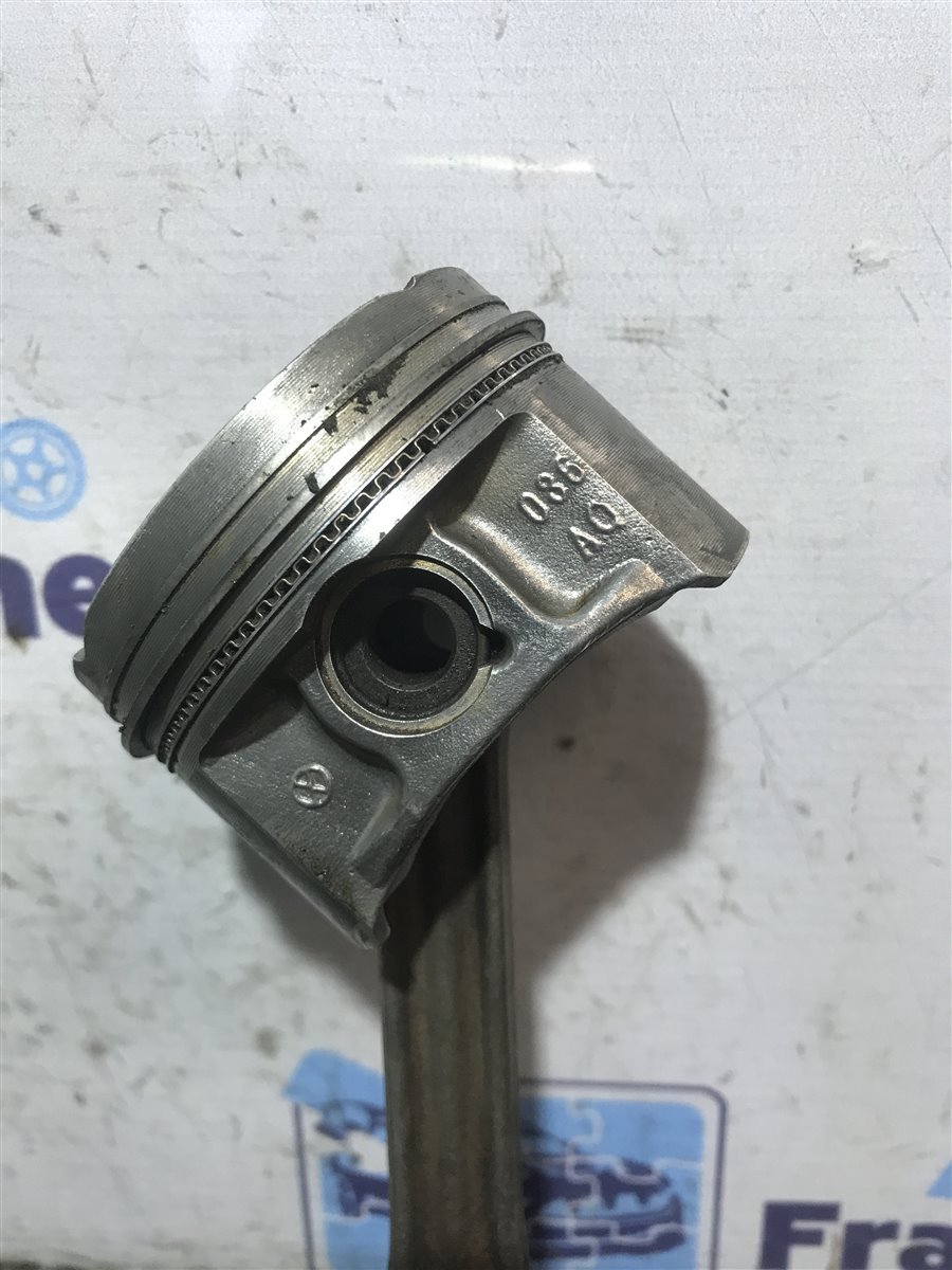 Поршень c шатуном Volkswagen Golf 4 AXP 1.4