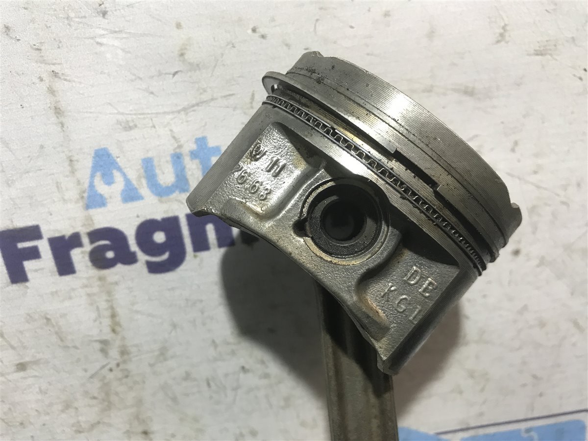 Поршень c шатуном Golf 4 2000 AXP 1.4