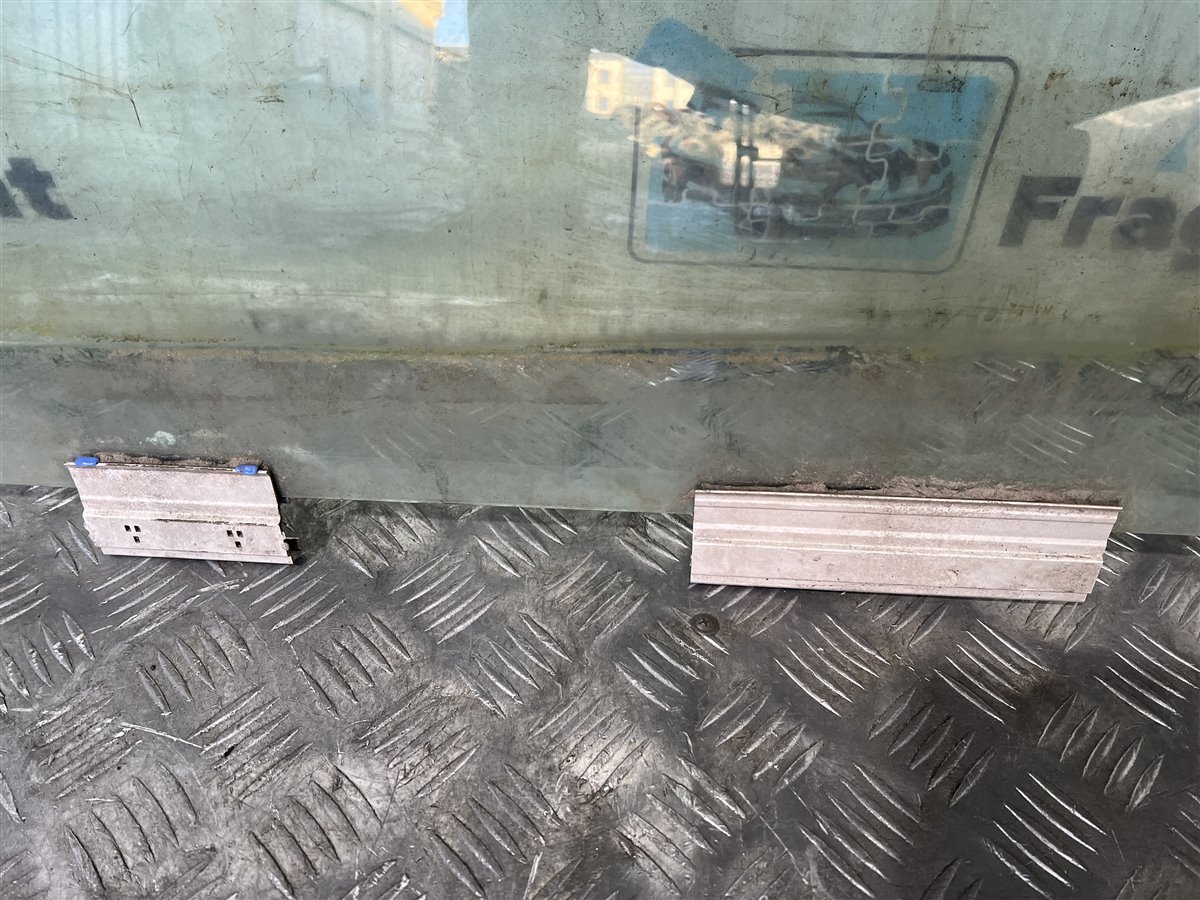 Стекло двери переднее левое Volvo 850 B5252FS 2.4