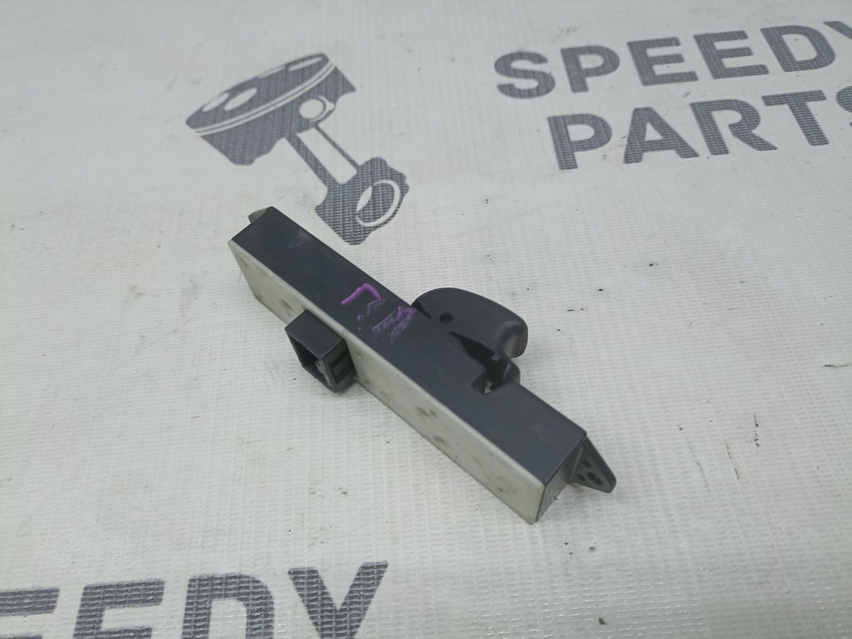 Кнопка стеклоподъемника передняя левая Lancer Cedia 2001 GH-CS5W 4G93 Кнопка стеклоподъемника передняя левая Lancer Cedia 2001 GH-CS5W 4G93