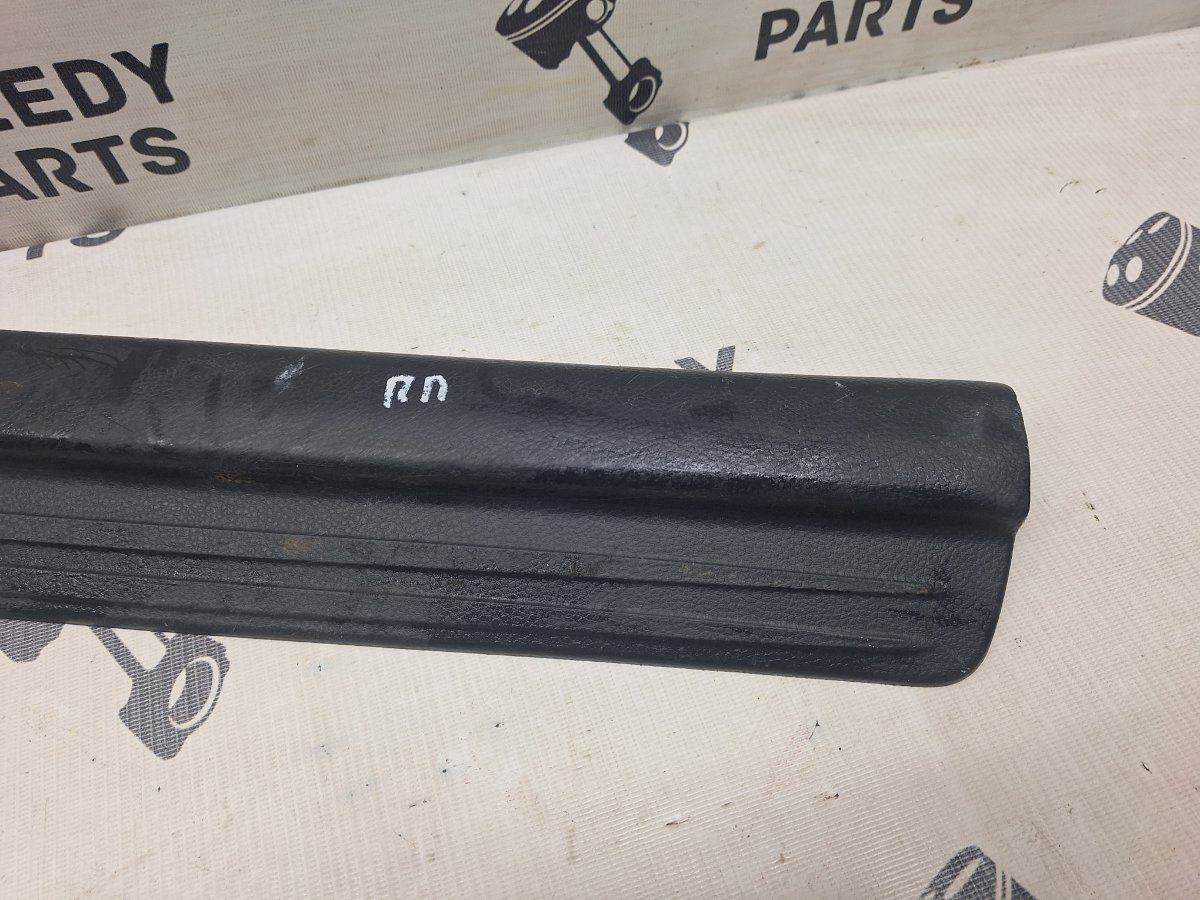 Накладка на порог салона передняя правая Mitsubishi Lancer Cedia GH-CS5W 4G93