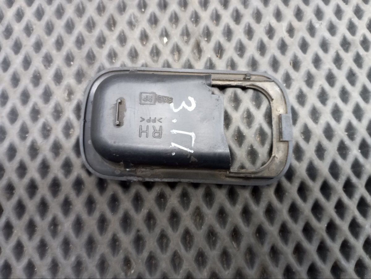 Накладка внутренней ручки двери задняя правая Cefiro 1996 E-A32 VQ20DE