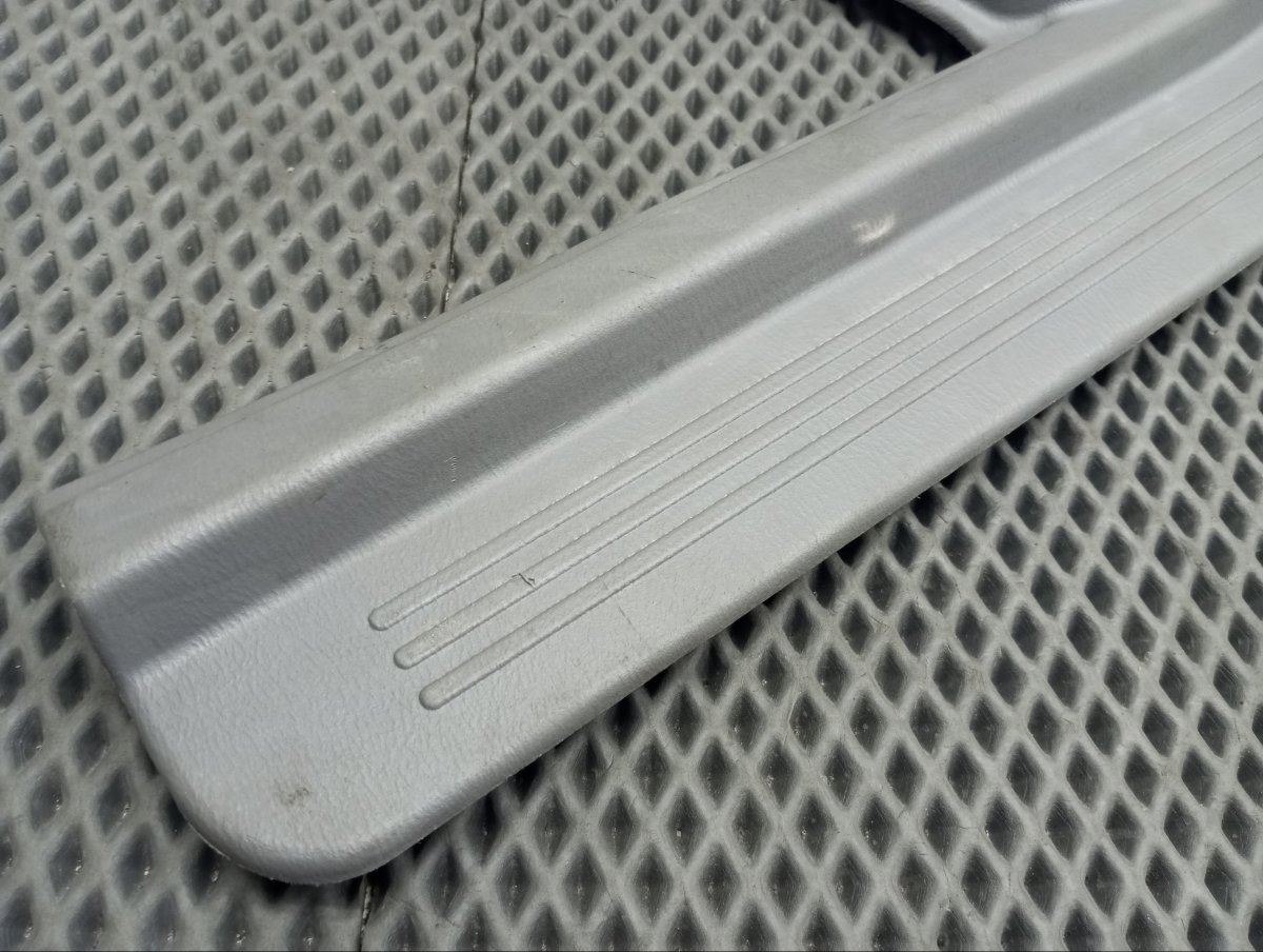 Накладка на порог салона задняя левая Subaru Outback BH9 EJ251 Накладка на порог салона задняя левая Subaru Outback BH9 EJ251