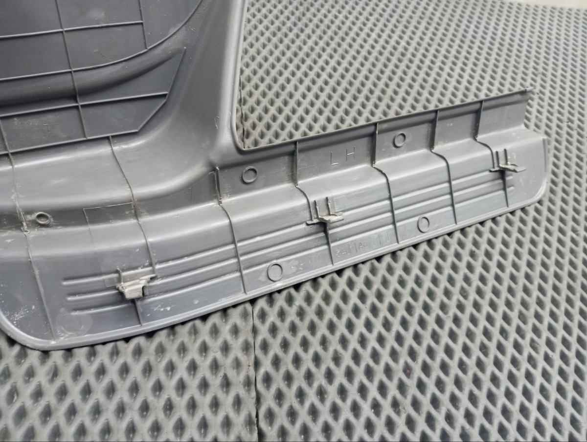 Накладка на порог салона задняя левая Outback 1999 BH9 EJ251 Накладка на порог салона задняя левая Outback 1999 BH9 EJ251