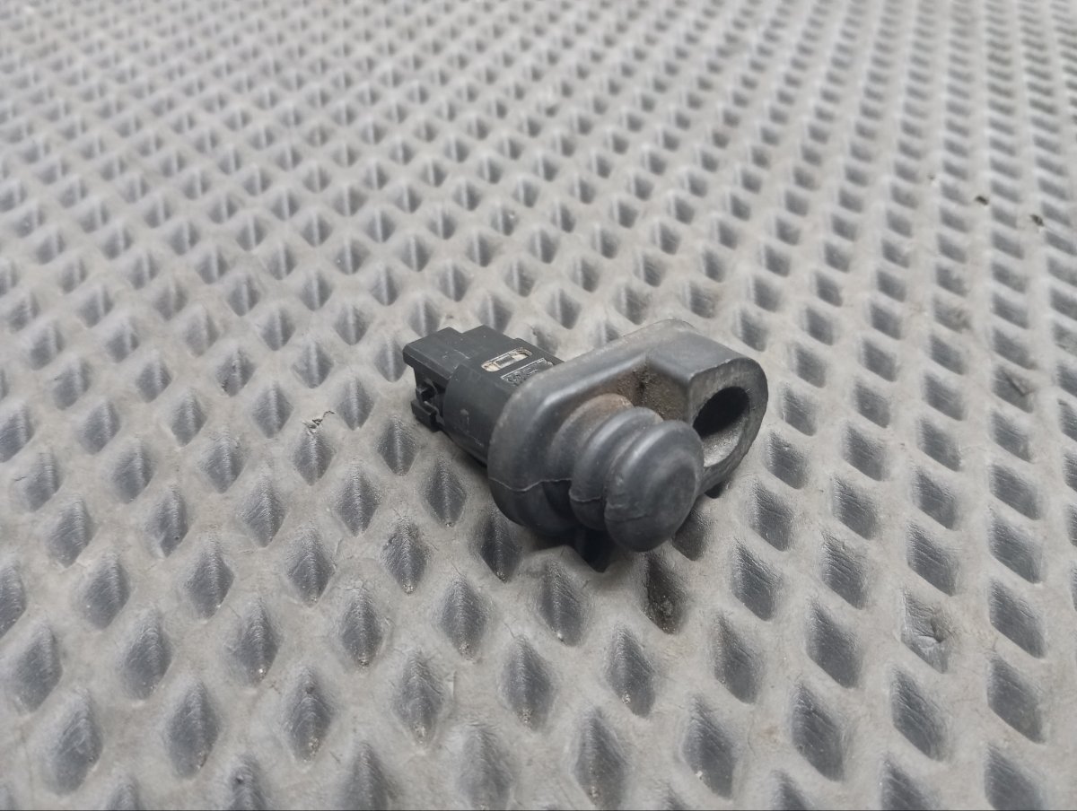 Датчик открытия двери задний правый Subaru Outback 1999 BH9 EJ251 83331AE010 Б/У