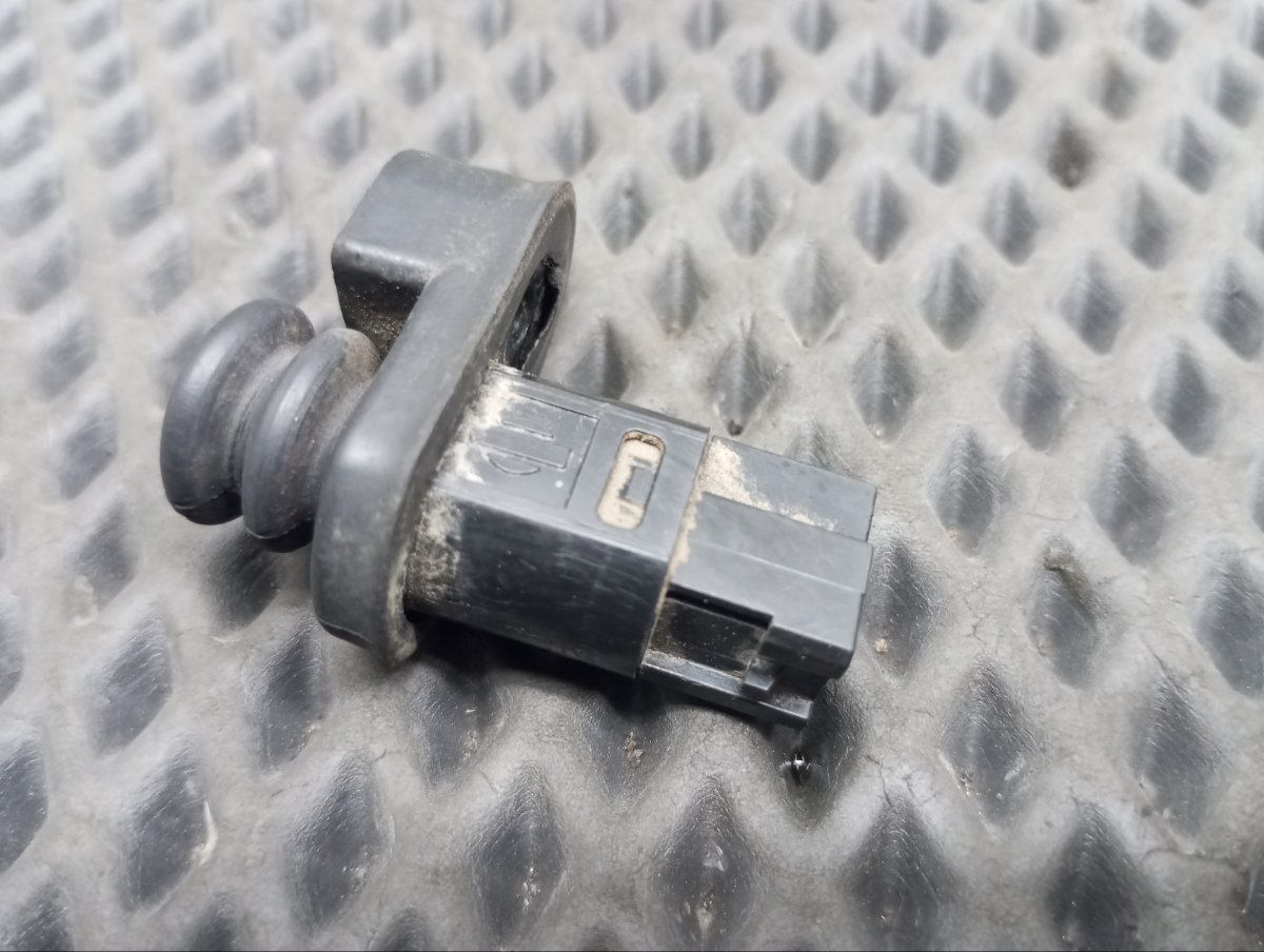 Датчик открытия двери задний правый Outback 1999 BH9 EJ251