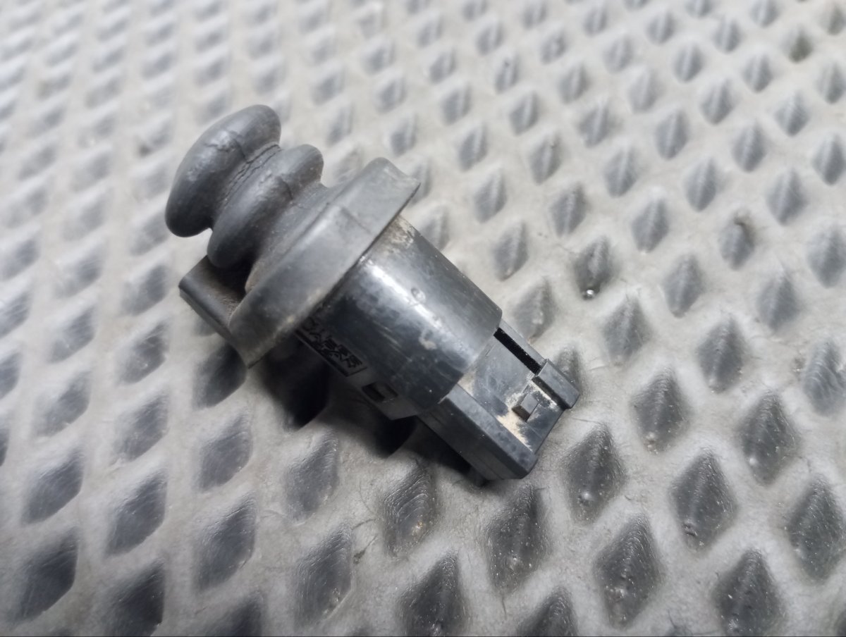 Датчик открытия двери задний правый Outback 1999 BH9 EJ251