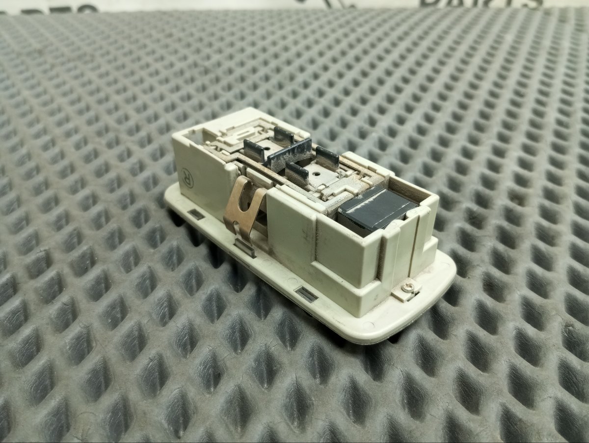 Плафон подсветки салона задний правый Skyline 2003 GH-V35 VQ25DD