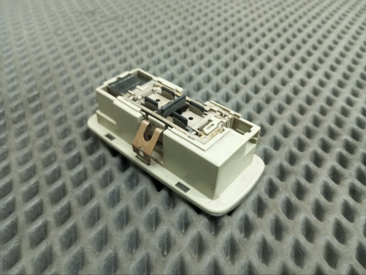 Плафон подсветки салона задний левый Skyline 2003 GH-V35 VQ25DD