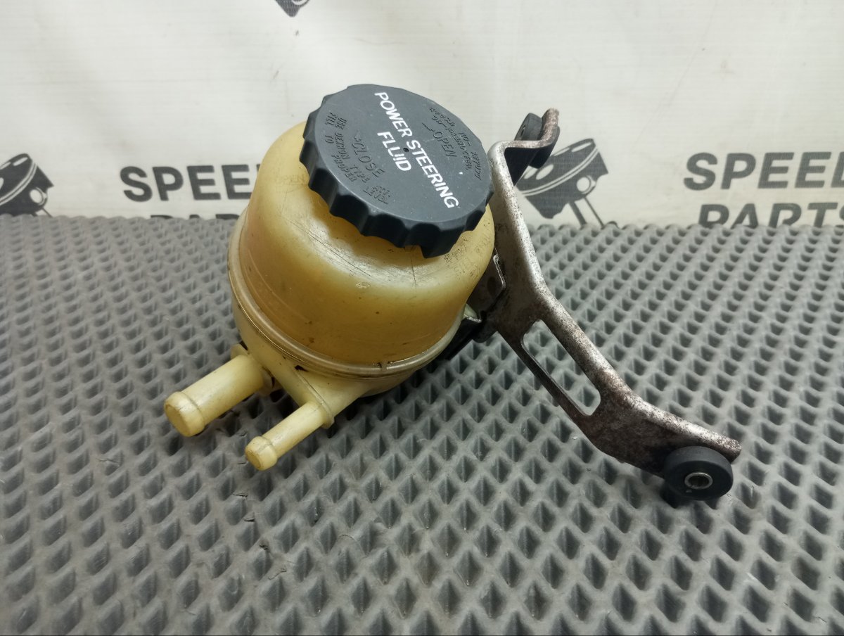 Бачок гидроусилителя руля Cresta 1990 Q-LX80 2L-T Бачок гидроусилителя руля Cresta 1990 Q-LX80 2L-T