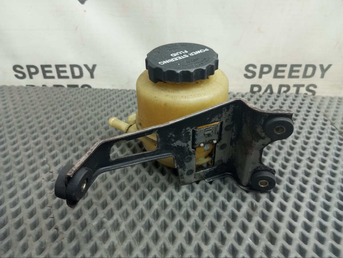 Бачок гидроусилителя руля Toyota Cresta Q-LX80 2L-T Бачок гидроусилителя руля Toyota Cresta Q-LX80 2L-T