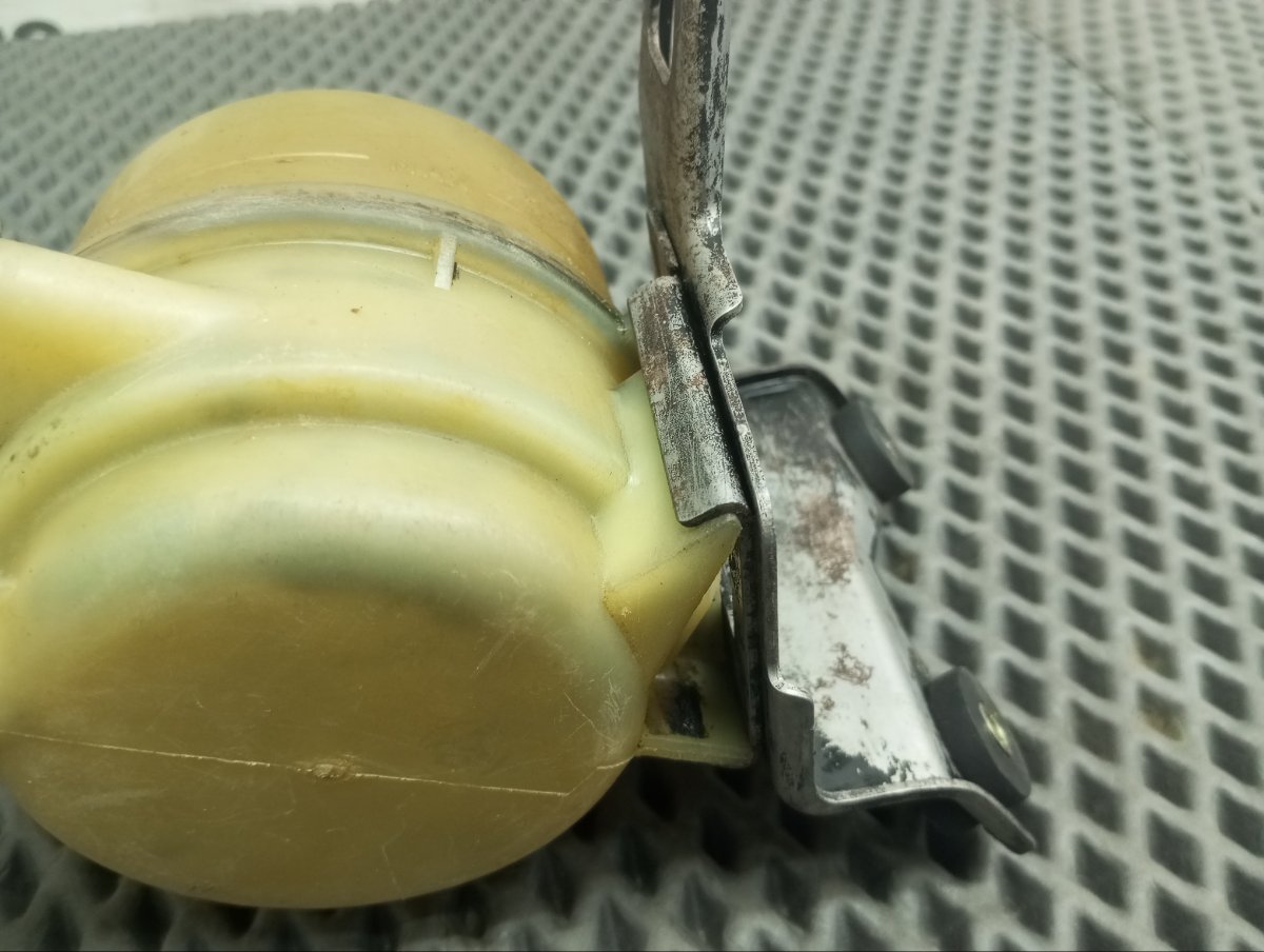 Бачок гидроусилителя руля Cresta 1990 Q-LX80 2L-T Бачок гидроусилителя руля Cresta 1990 Q-LX80 2L-T