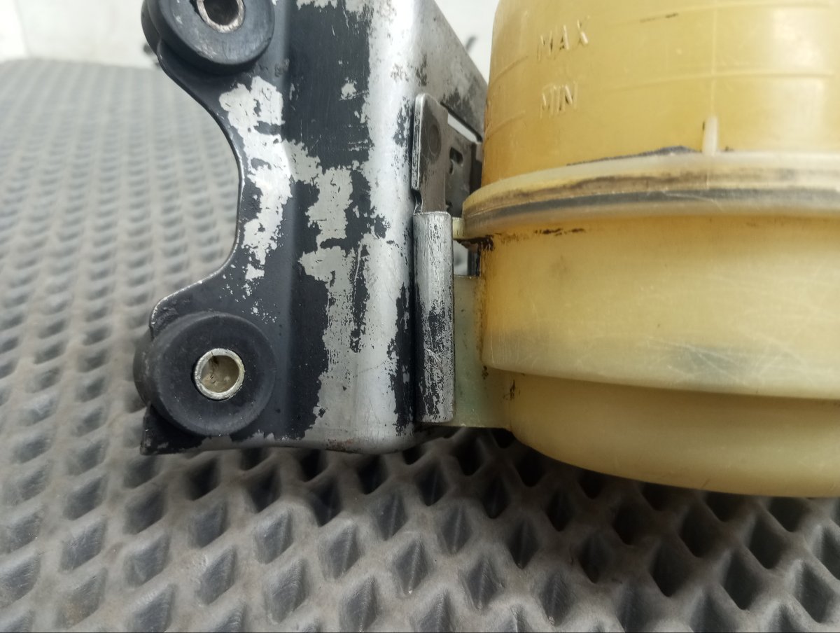 Бачок гидроусилителя руля Cresta 1990 Q-LX80 2L-T Бачок гидроусилителя руля Cresta 1990 Q-LX80 2L-T