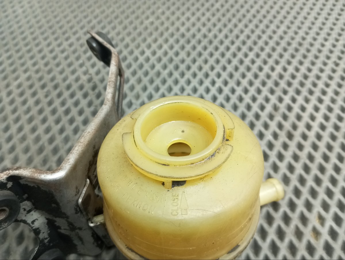 Бачок гидроусилителя руля Cresta 1990 Q-LX80 2L-T Бачок гидроусилителя руля Cresta 1990 Q-LX80 2L-T