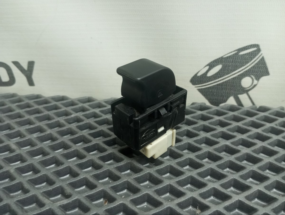 Кнопка стеклоподъемника Subaru Impreza 1998 E-GF5 EJ181 83081FC090 Б/У