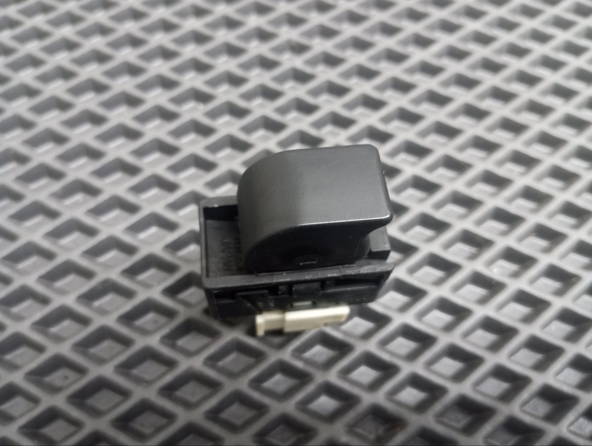 Кнопка стеклоподъемника Impreza 1998 E-GF5 EJ181