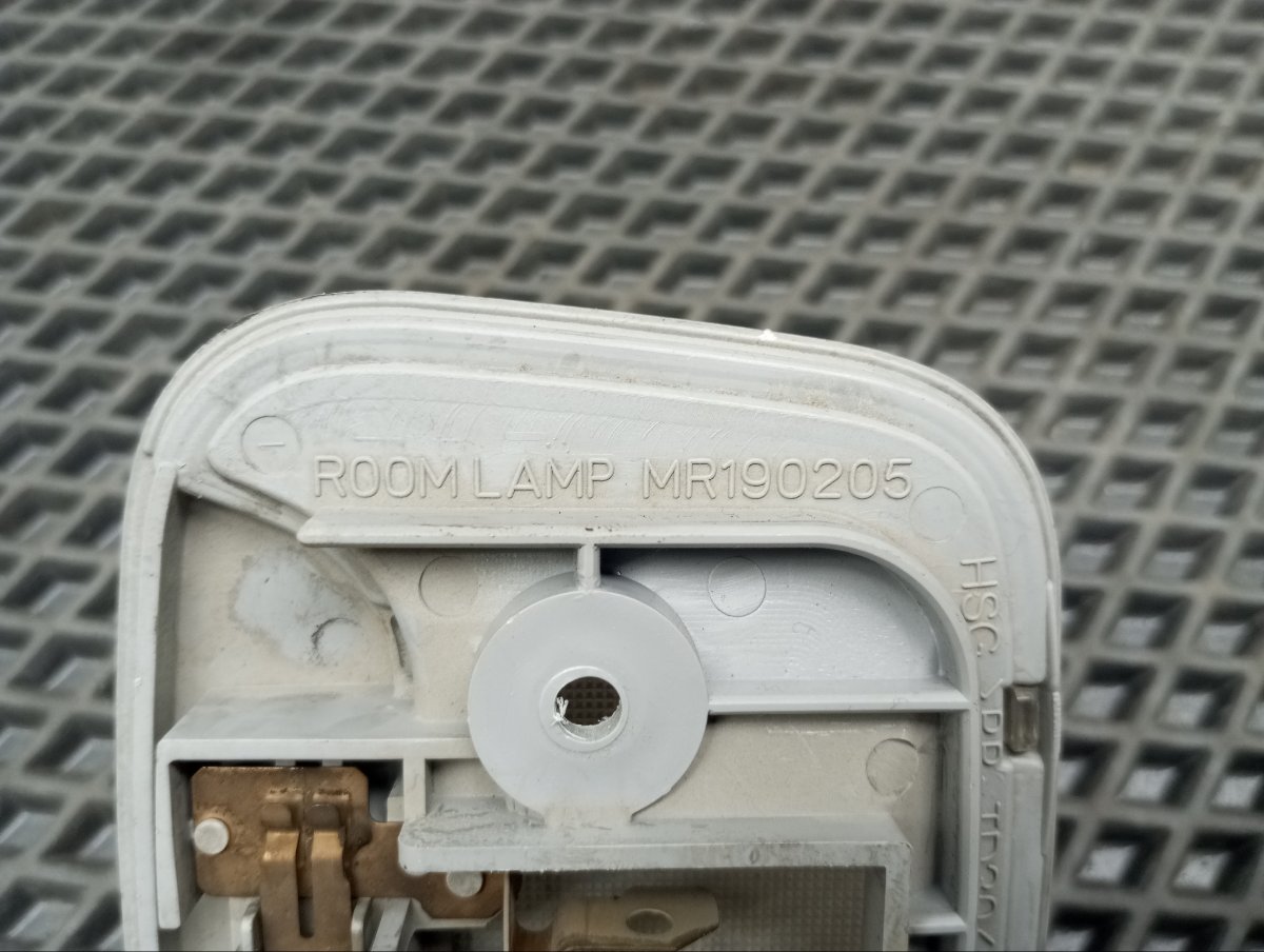 Плафон подсветки салона задний Mitsubishi Dion TA-CR9W 4G63