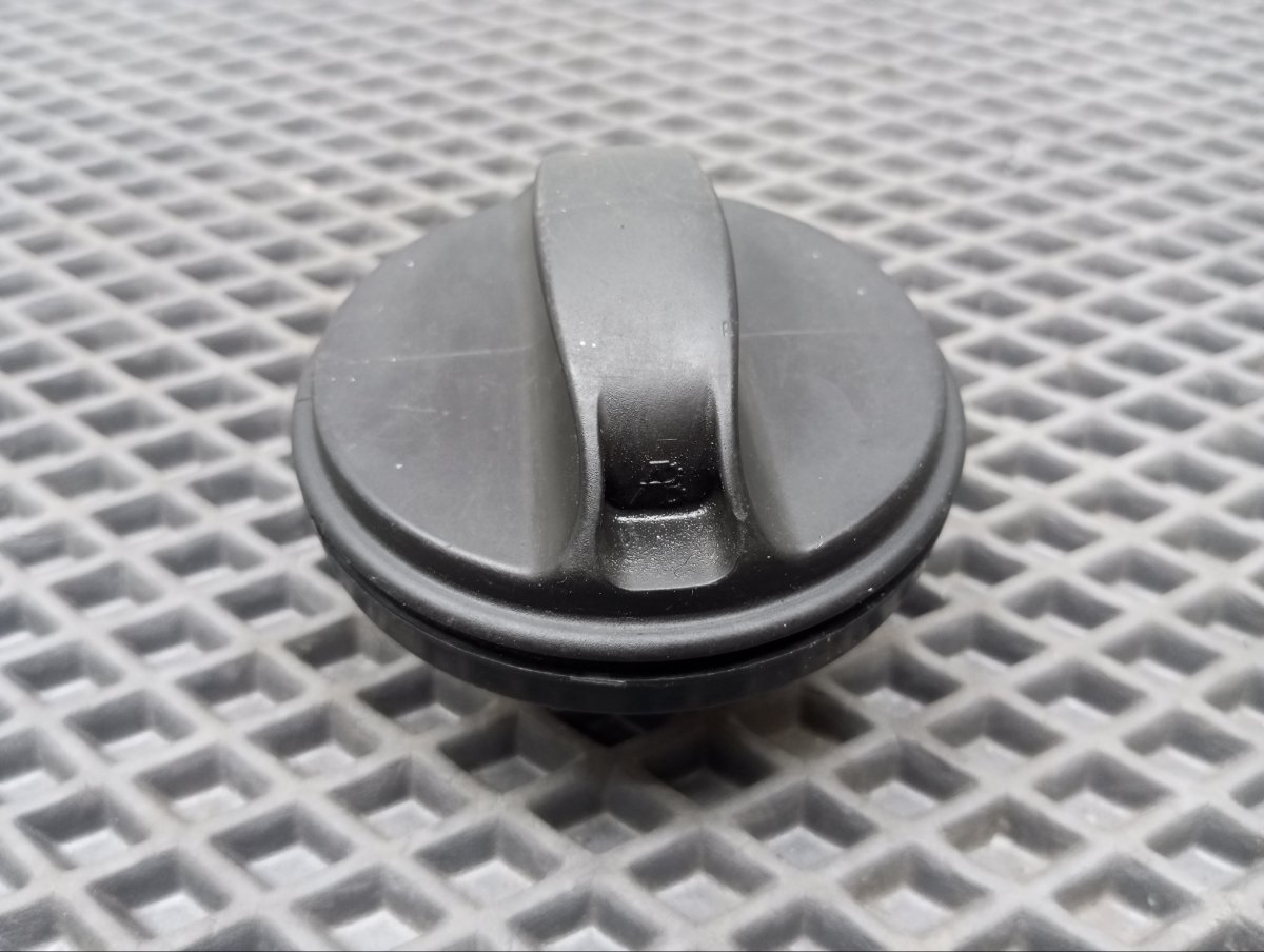Крышка топливного бака Dion 2000 TA-CR9W 4G63