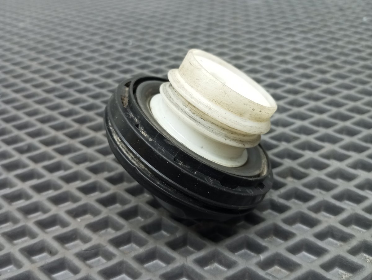 Крышка топливного бака Dion 2000 TA-CR9W 4G63