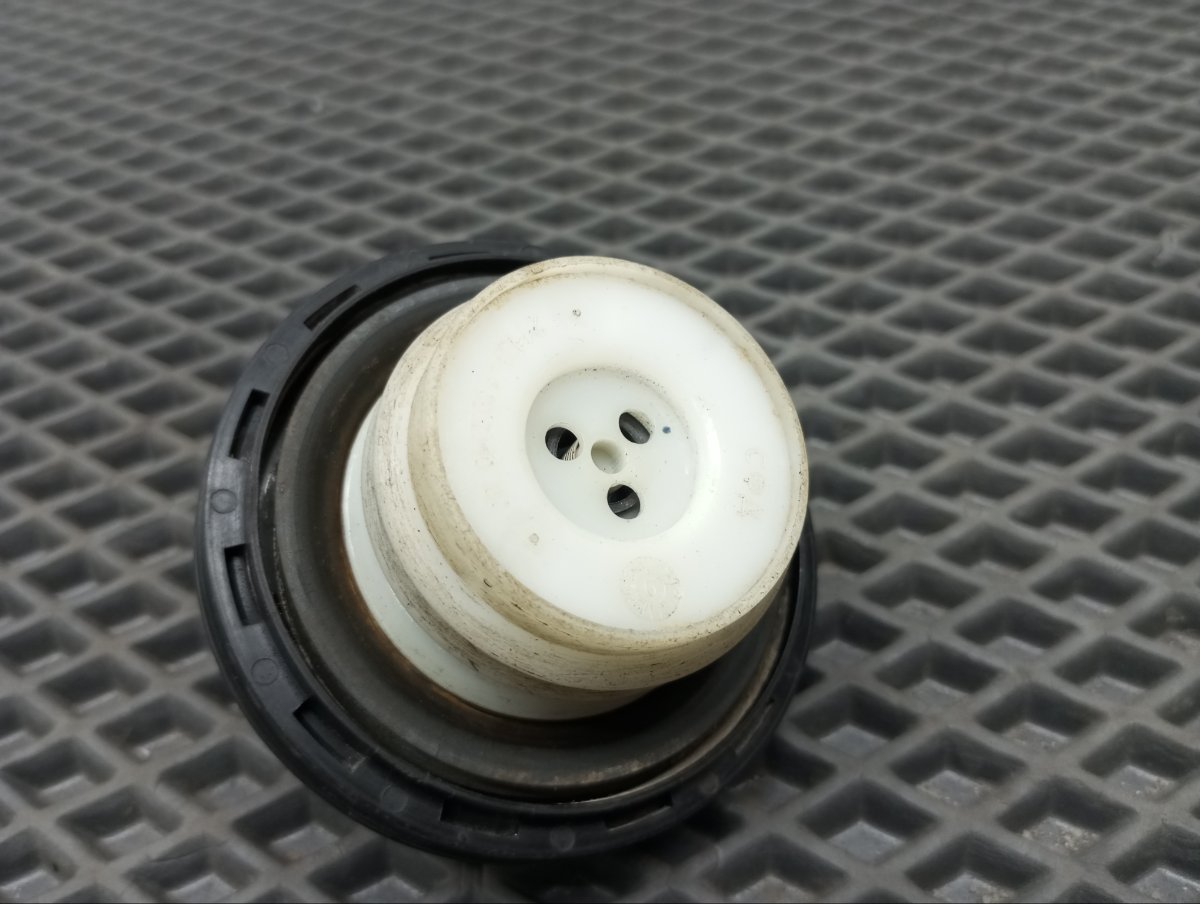 Крышка топливного бака Dion 2000 TA-CR9W 4G63