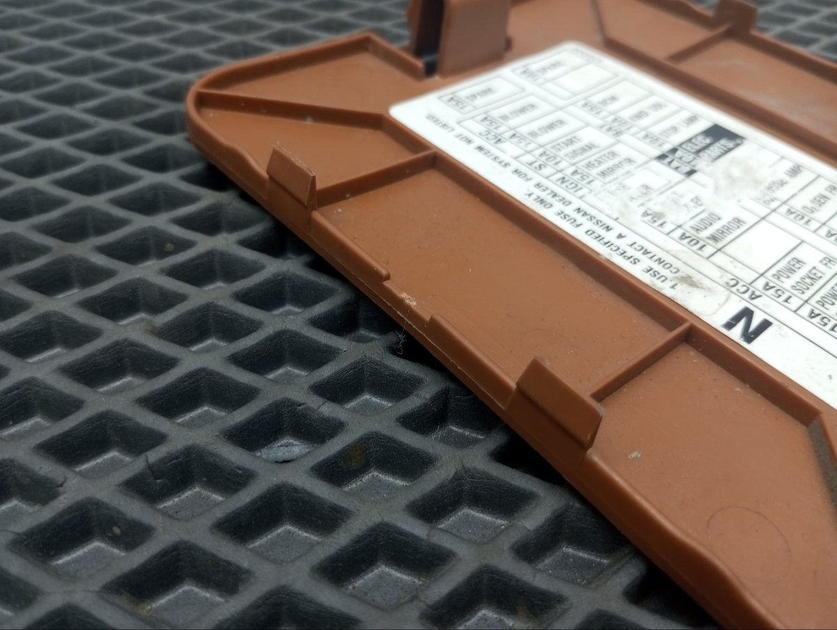 Крышка блока предохранителей FX35 2005 S50 VQ35DE