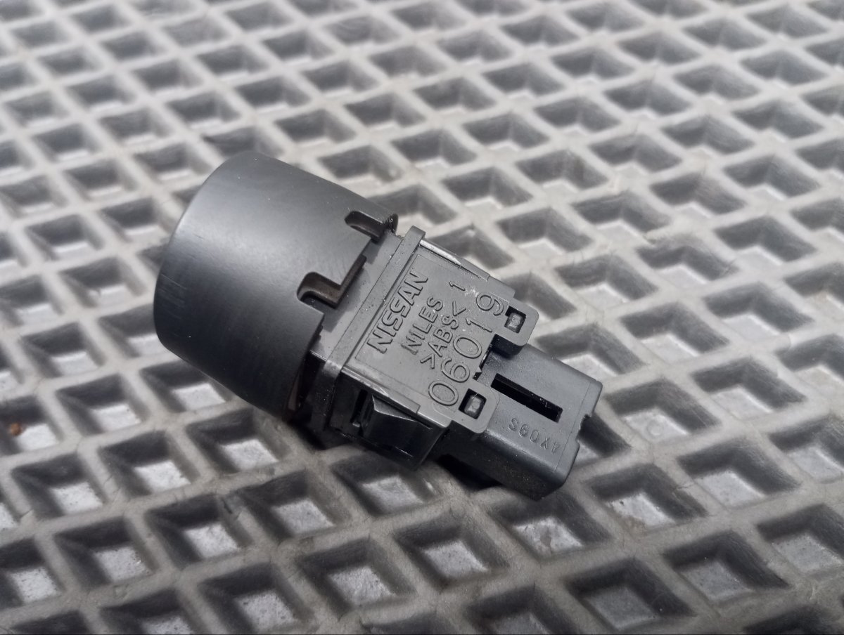 Кнопка аварийной сигнализации FX35 2005 S50 VQ35DE