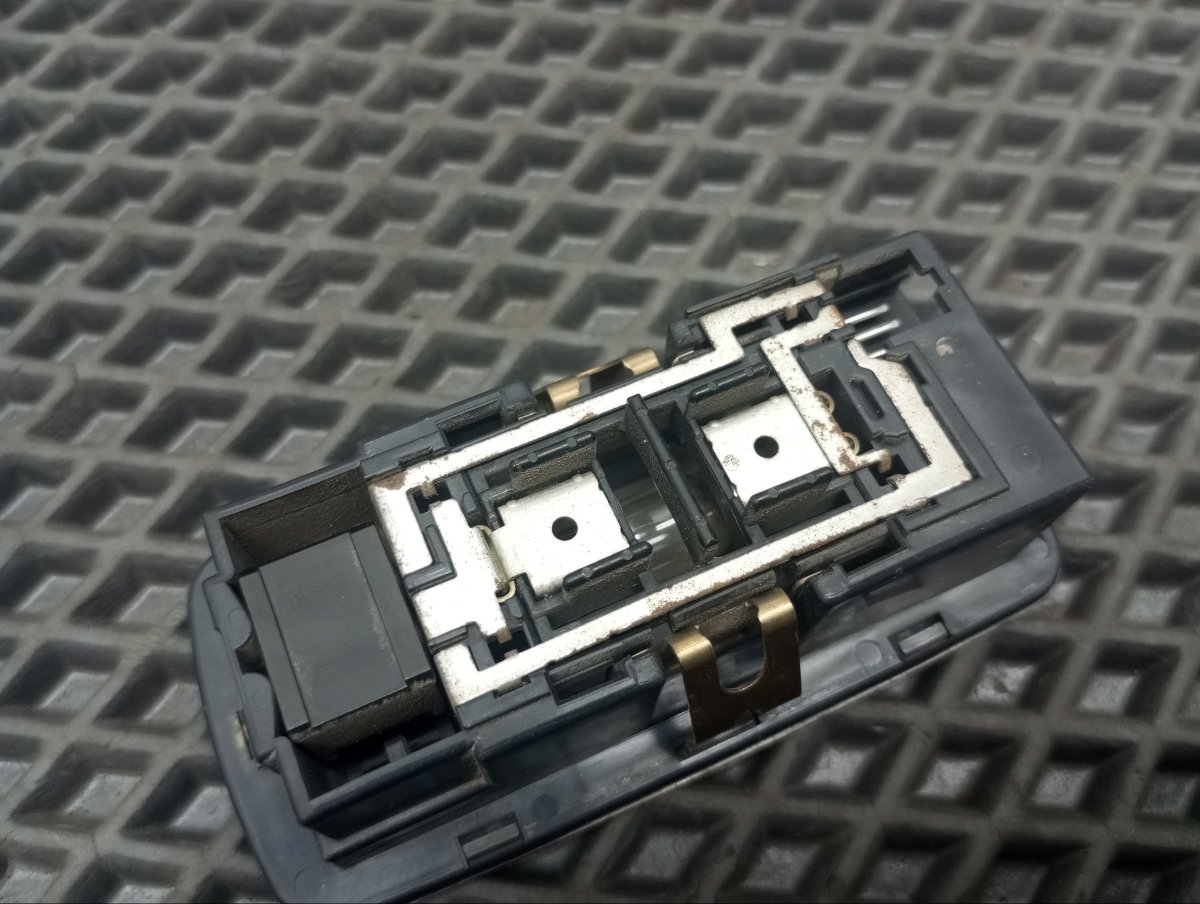 Плафон подсветки багажника задний левый FX35 2005 S50 VQ35DE