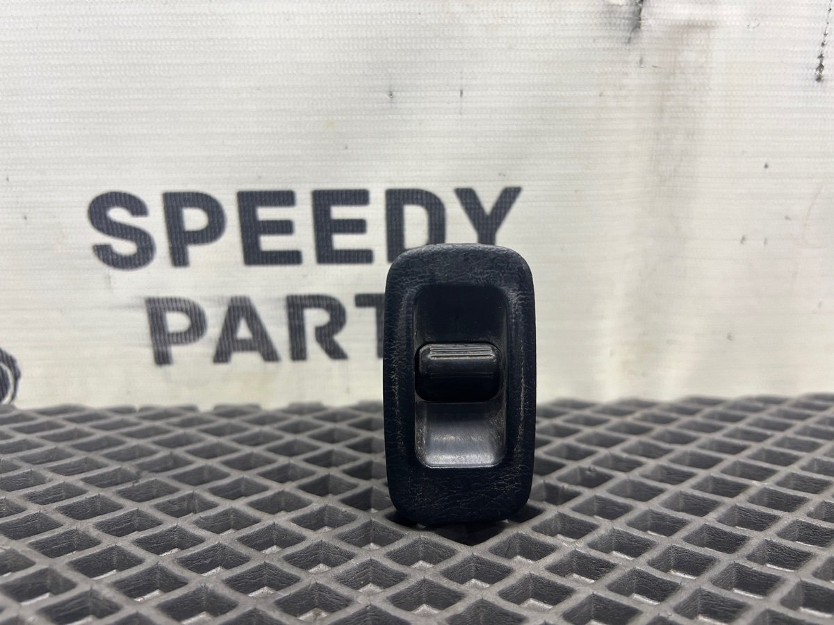 Кнопка стеклоподъемника Toyota Camry SV30 84810-32070 Б/У