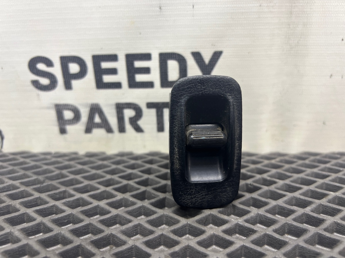 Кнопка стеклоподъемника Toyota Camry SV30 84810-32070 Б/У