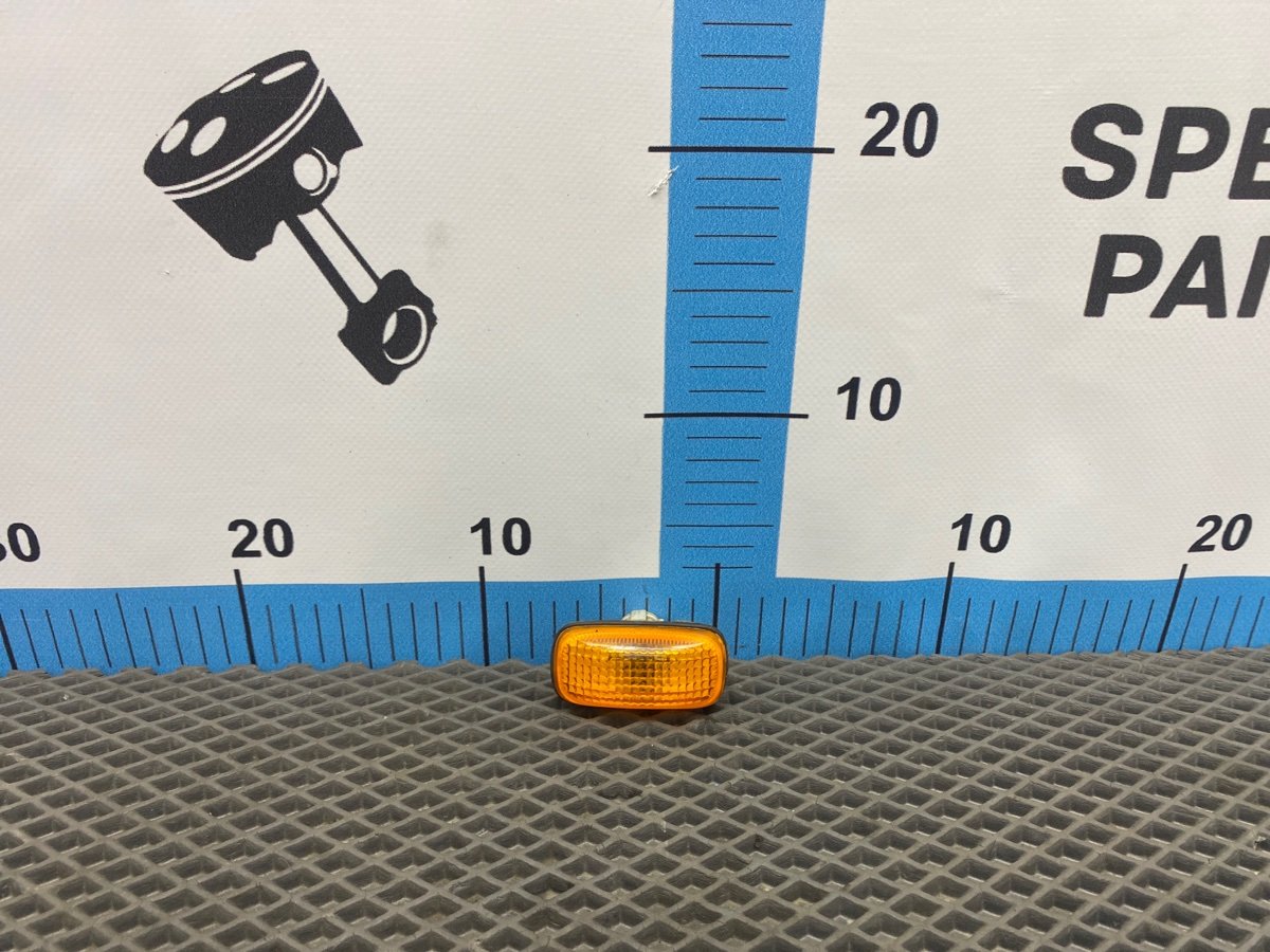 Запчасть повторитель поворота в крыло Nissan Maxima 1996 A32 VQ20DE 26160-1N000 Б/У Повторитель поворота в крыло Nissan Maxima 1996 A32 VQ20DE 26160-1N000 Б/У