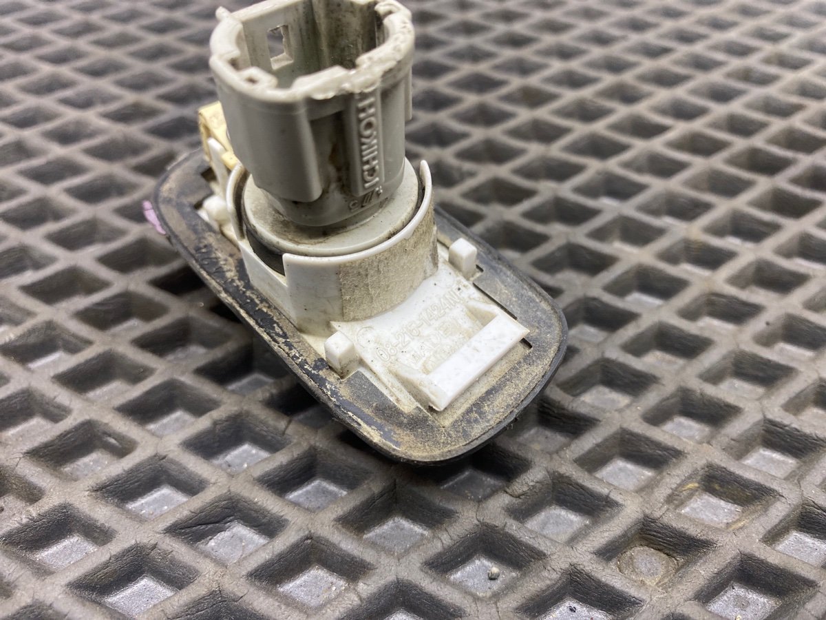 Повторитель поворота в крыло Maxima 1996 A32 VQ20DE Повторитель поворота в крыло Maxima 1996 A32 VQ20DE