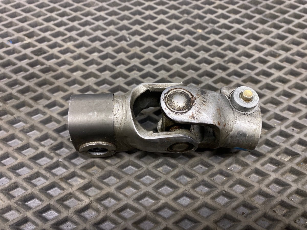 Рулевой карданчик MPV 2001 LW GY-DE