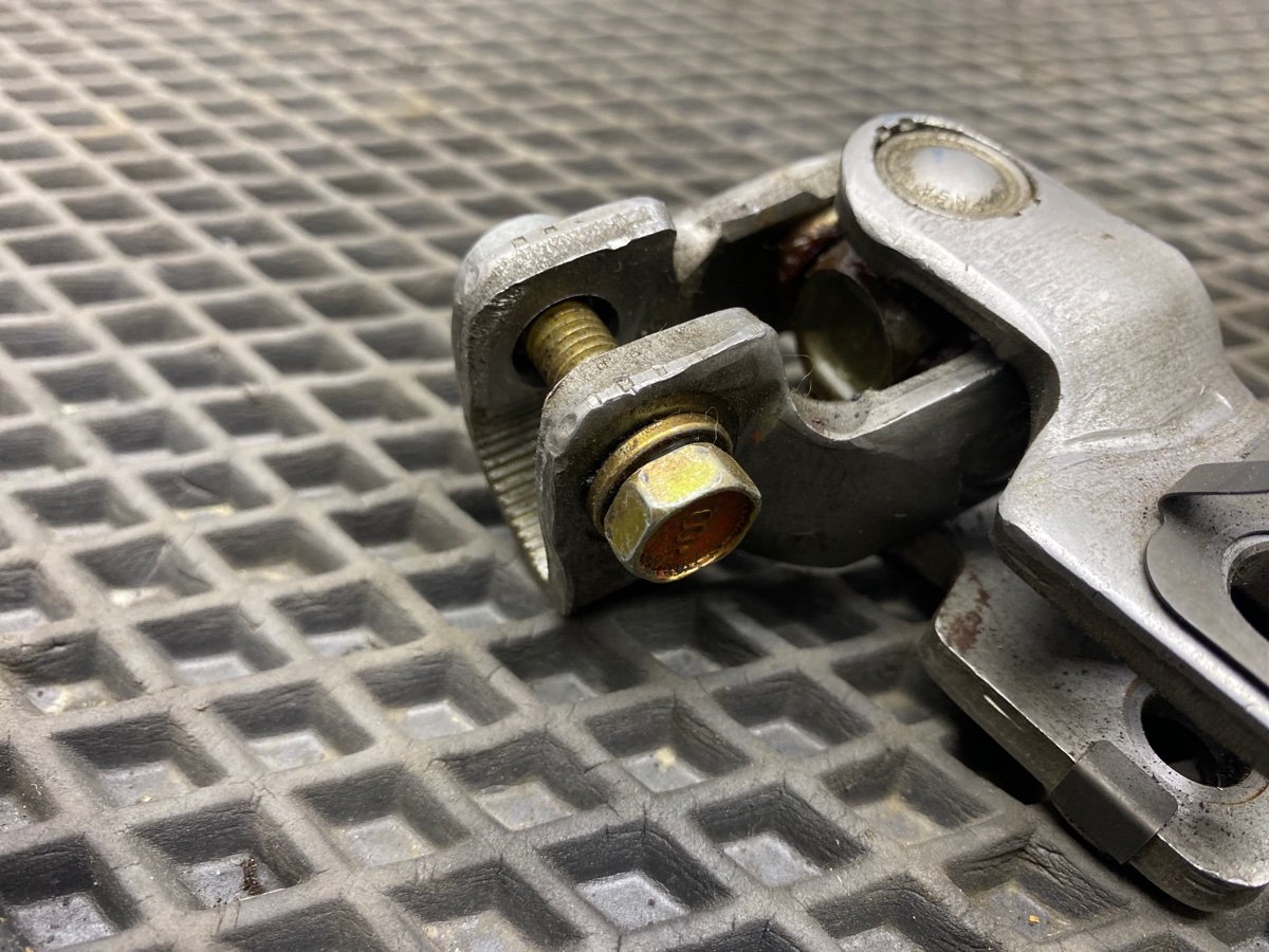 Рулевой карданчик MPV 2001 LW GY-DE