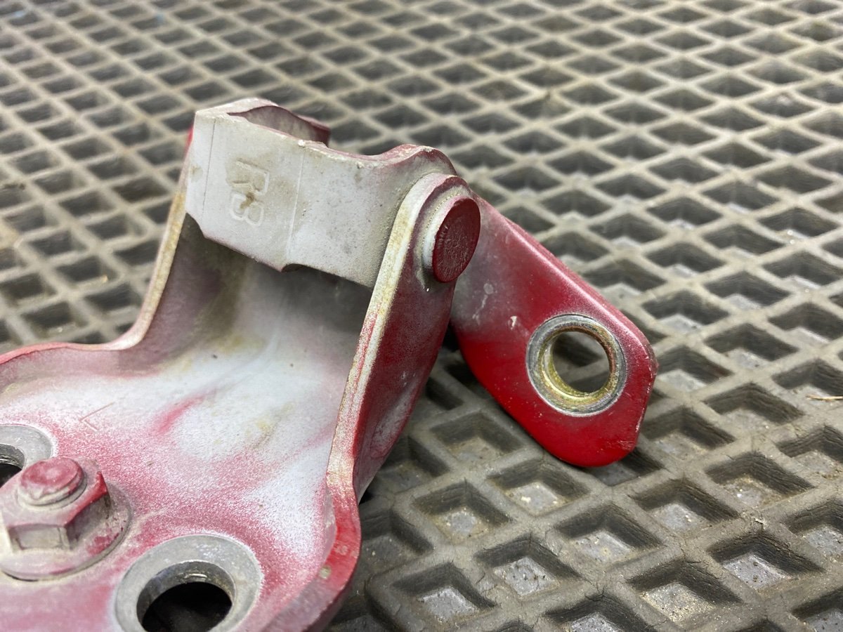 Петля двери передняя правая MPV 2001 LW GY-DE