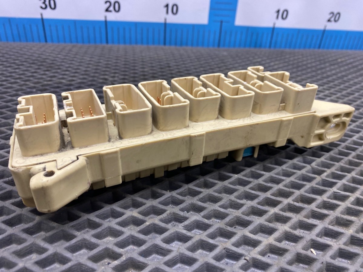 Блок предохранителей салонный MPV 2001 LW GY-DE