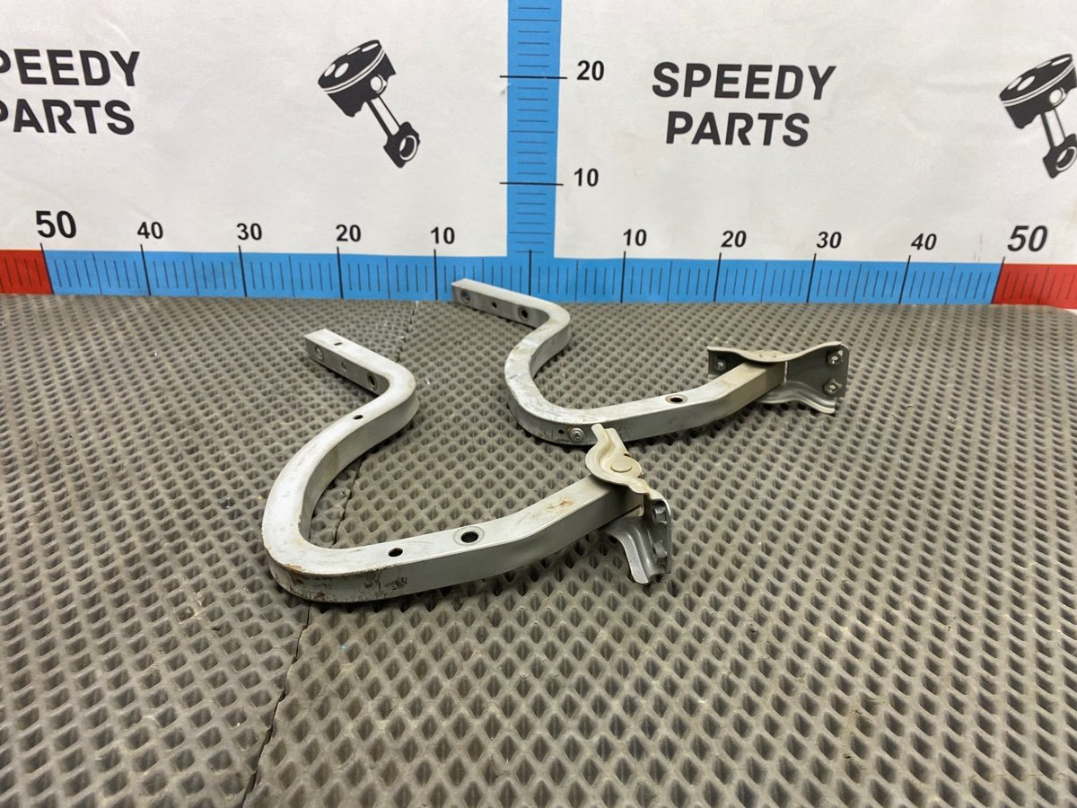 Петля крышки багажника Toyota Chaser 1994 JZX-90 1JZ-GE 64510-22110 Б/У