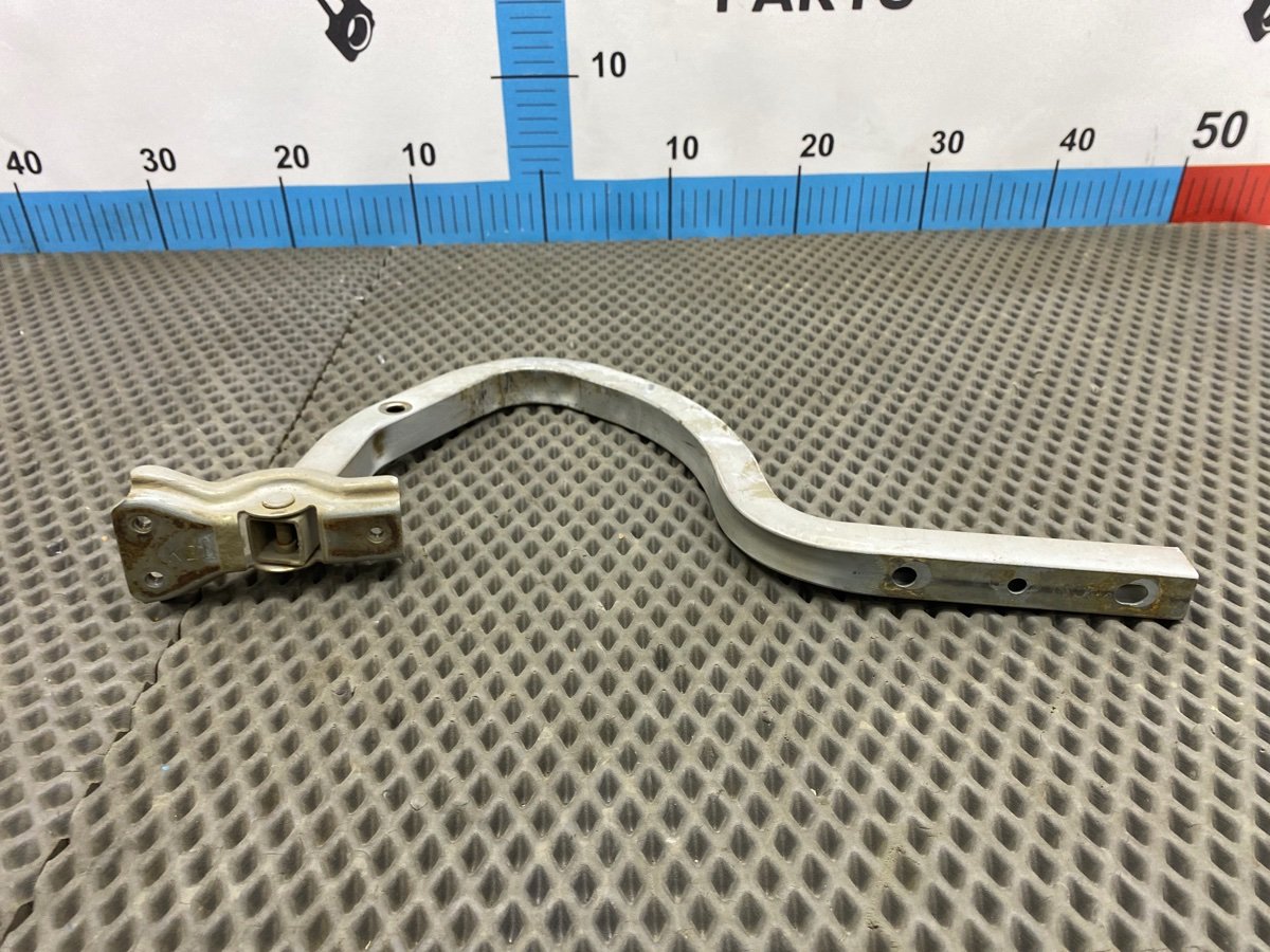 Петля крышки багажника Toyota Chaser JZX-90 1JZ-GE
