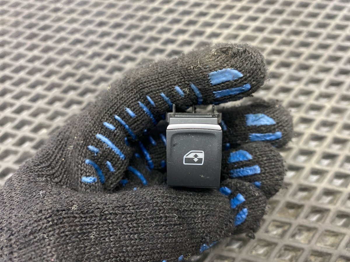 Кнопка стеклоподъемника задняя левая Jetta 2021 JEM DGXA