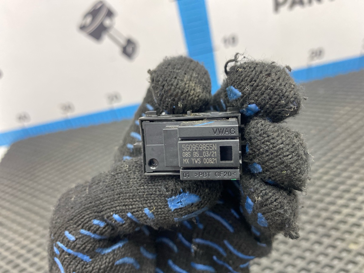 Кнопка стеклоподъемника задняя левая Volkswagen Jetta JEM DGXA