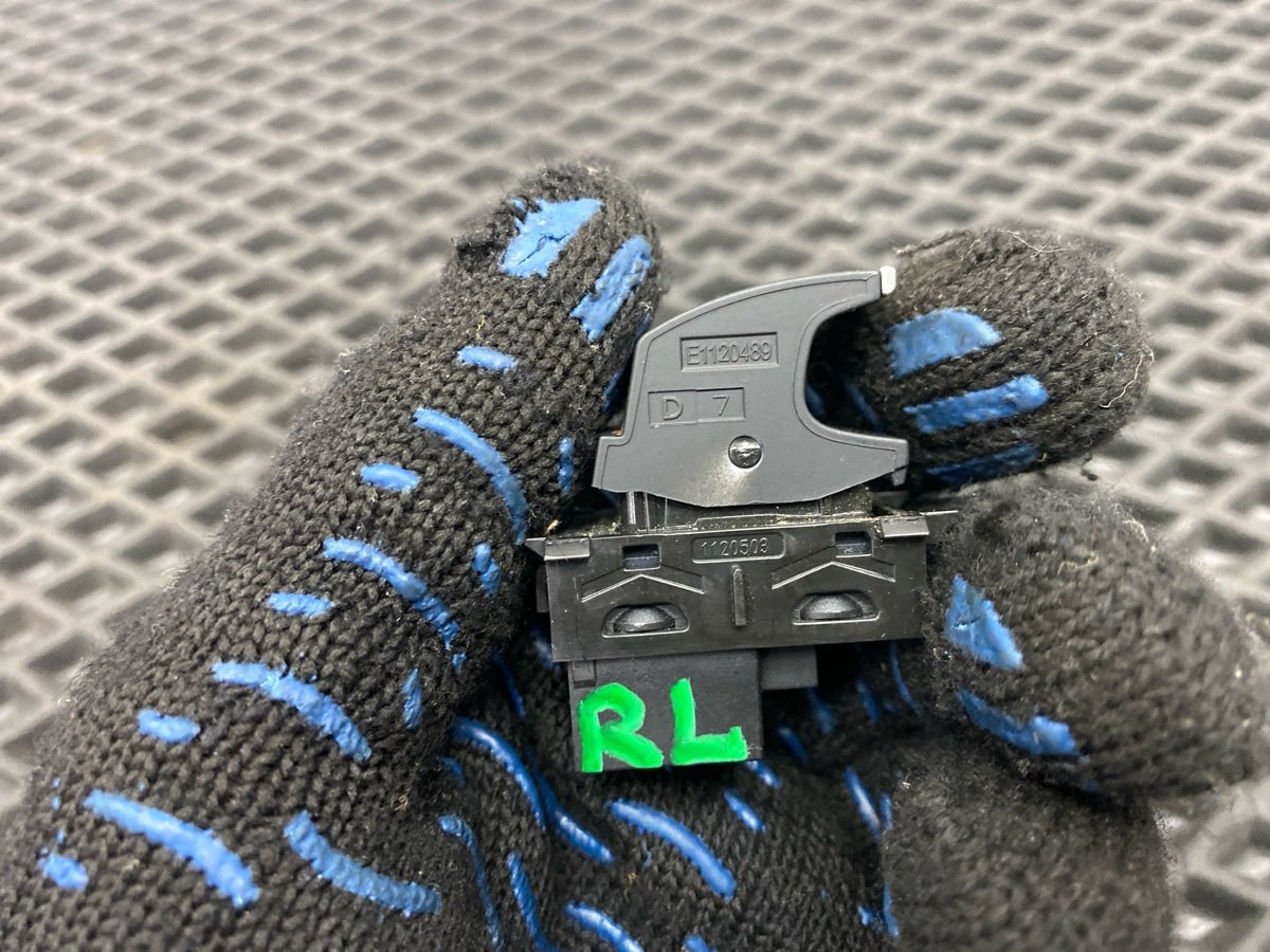 Кнопка стеклоподъемника задняя левая Jetta 2021 JEM DGXA