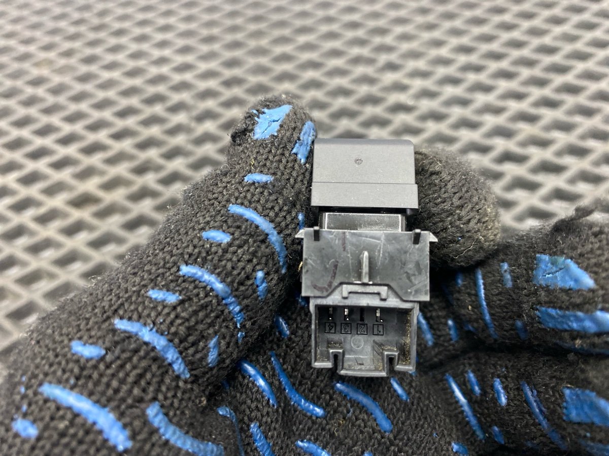 Кнопка стеклоподъемника задняя левая Jetta 2021 JEM DGXA