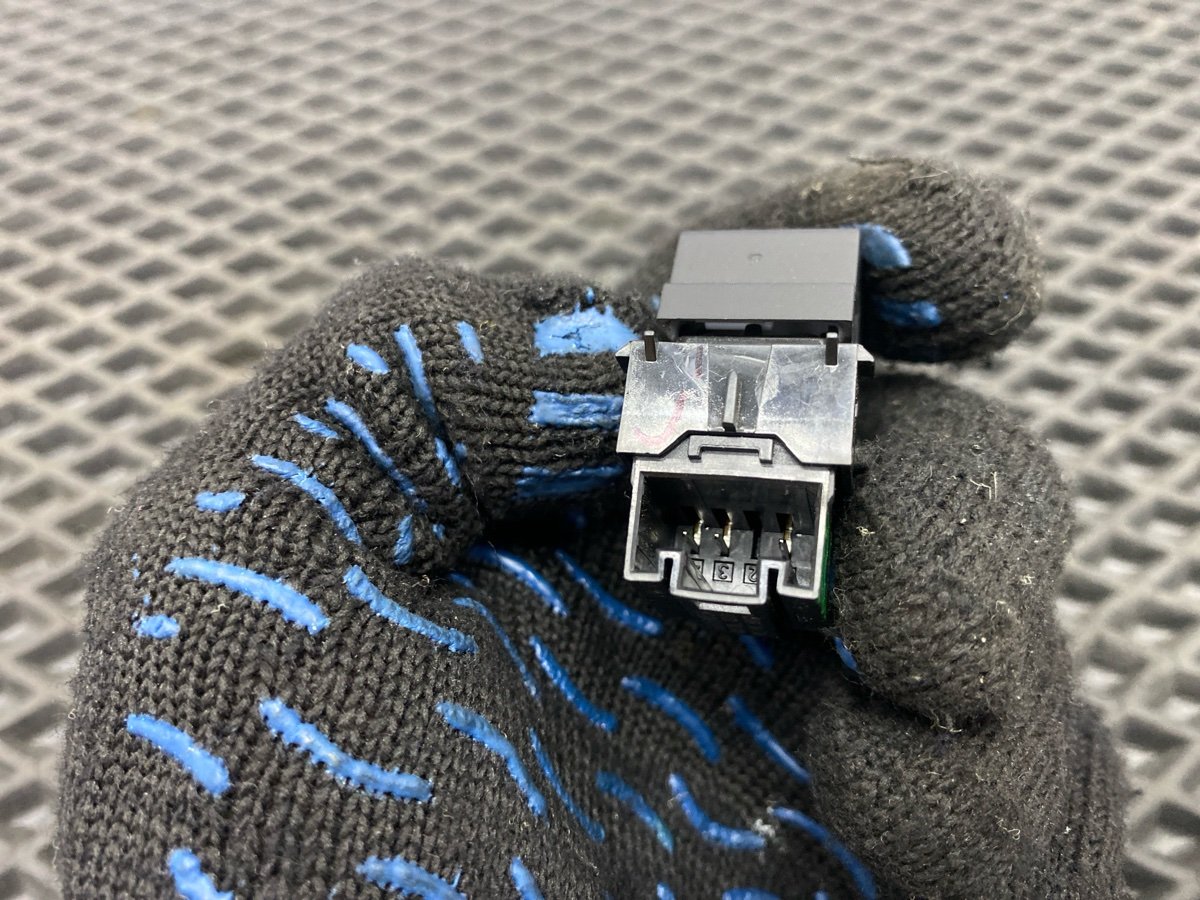 Кнопка стеклоподъемника задняя левая Jetta 2021 JEM DGXA