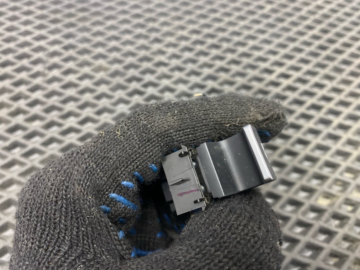 Кнопка стеклоподъемника задняя левая Jetta 2021 JEM DGXA