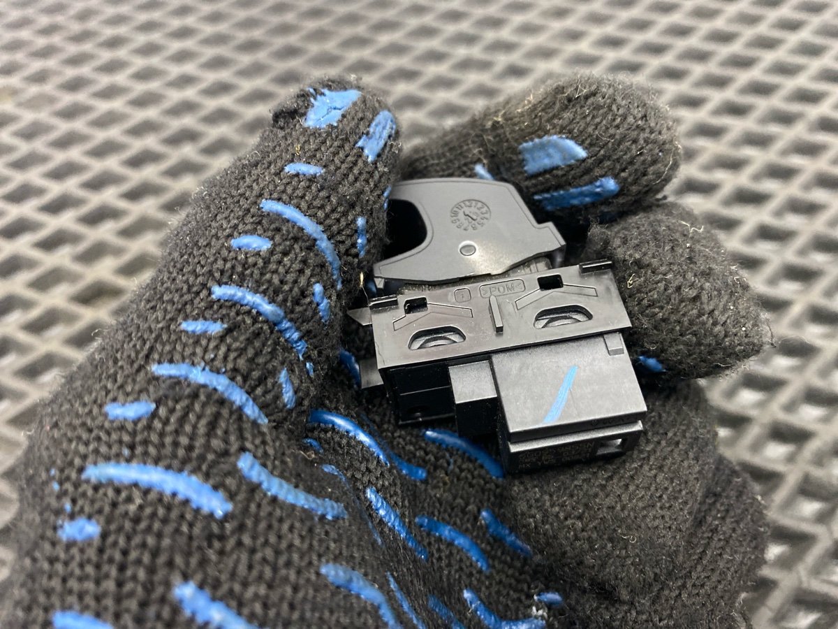 Кнопка стеклоподъемника задняя левая Jetta 2021 JEM DGXA