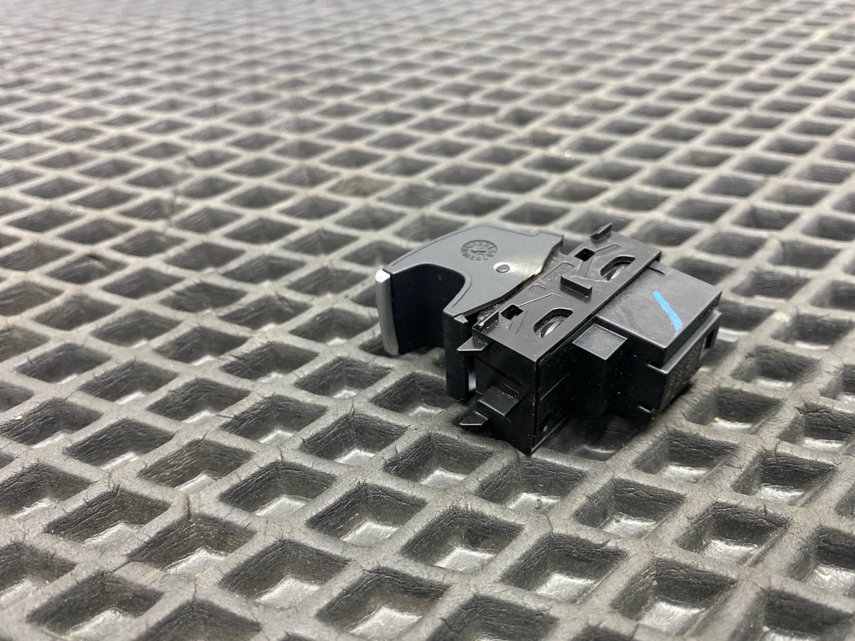 Кнопка стеклоподъемника задняя левая Jetta 2021 JEM DGXA