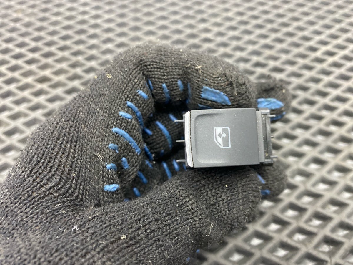 Кнопка стеклоподъемника задняя правая Volkswagen Jetta JEM DGXA