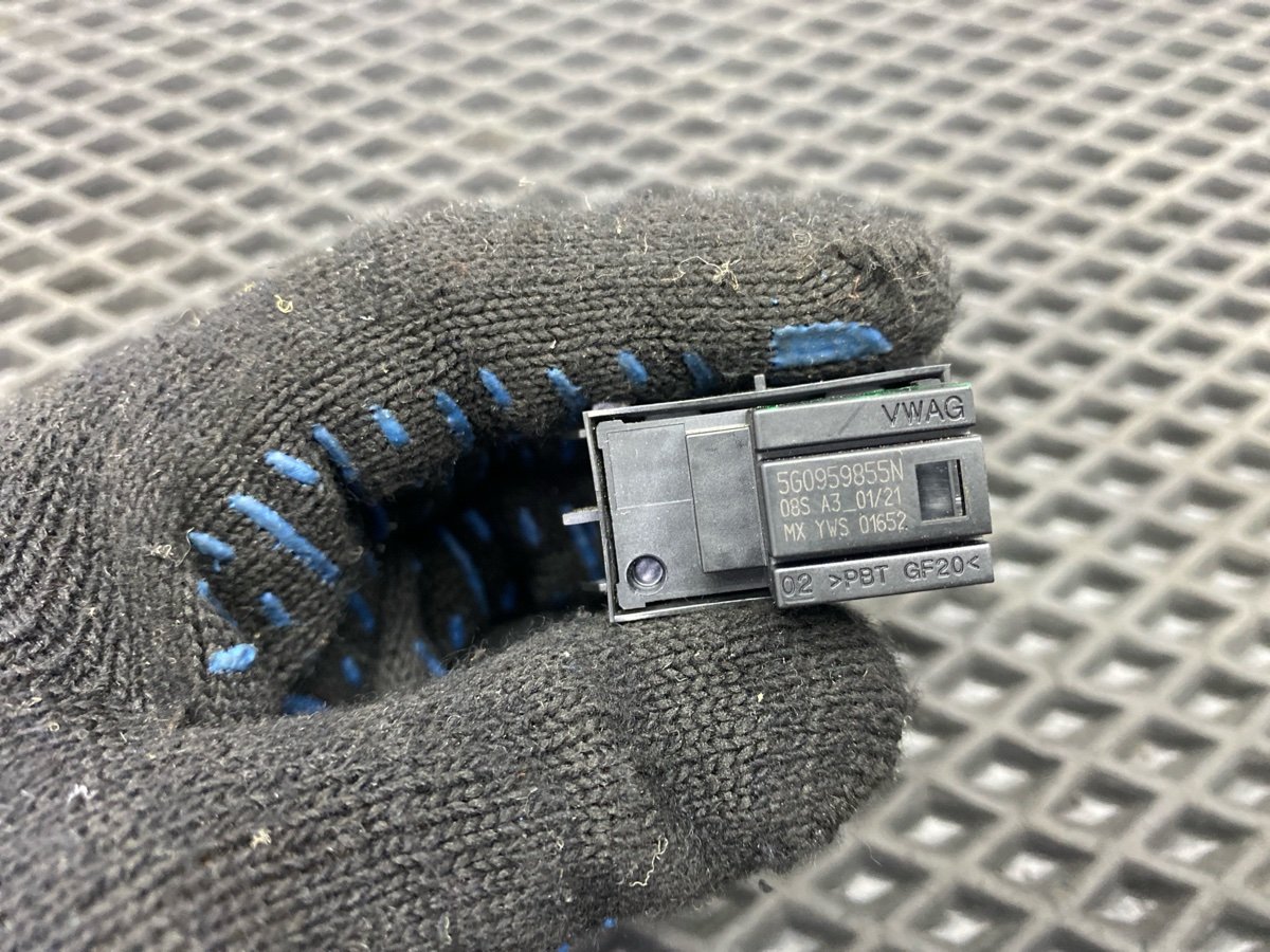 Кнопка стеклоподъемника задняя правая Jetta 2021 JEM DGXA