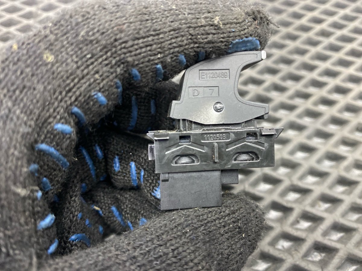 Кнопка стеклоподъемника задняя правая Jetta 2021 JEM DGXA