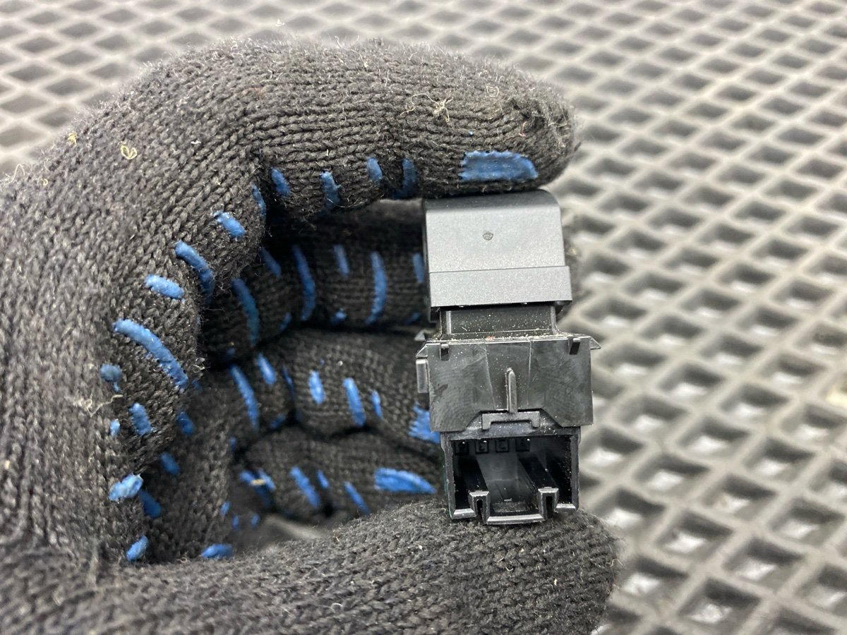 Кнопка стеклоподъемника задняя правая Jetta 2021 JEM DGXA