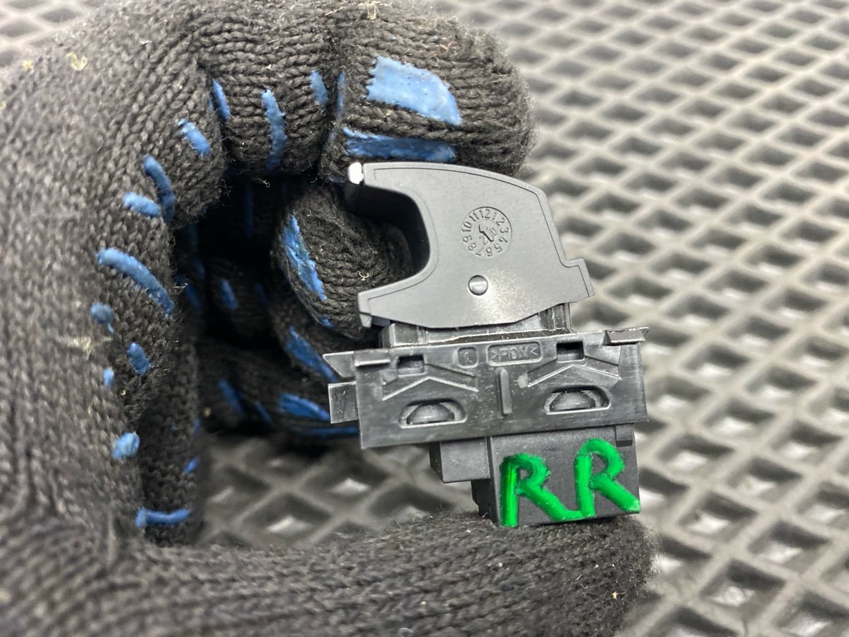 Кнопка стеклоподъемника задняя правая Jetta 2021 JEM DGXA